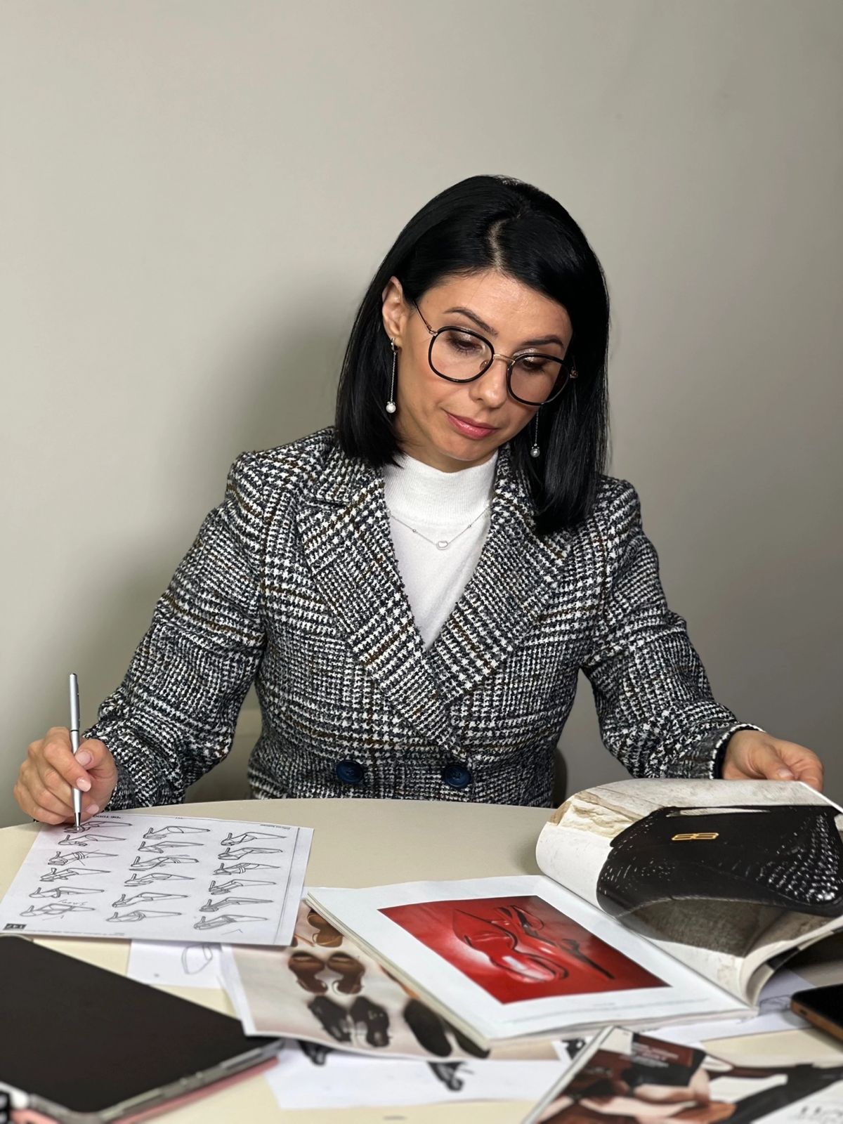 Мы не всегда придаем значение обуви, и это сильное упущение, ведь она играет ключевую роль в нашем образе. Недавно во Владимире ботинкам, лоферам и туфелькам даже посвятили целую экспозицию с движущимся поездом и сказочными домиками. Рассказываем, где увидеть сие чудо и какую смысловую нагрузку несет арт-объект.