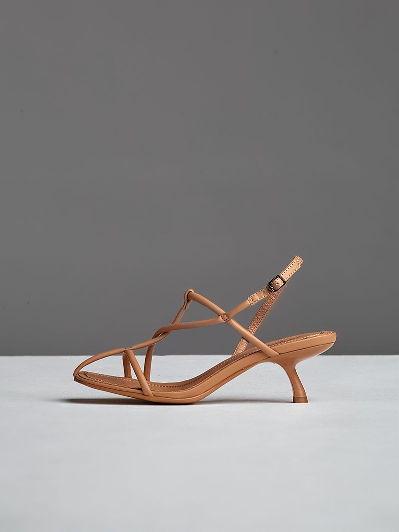 Мы не всегда придаем значение обуви, и это сильное упущение, ведь она играет ключевую роль в нашем образе. Недавно во Владимире ботинкам, лоферам и туфелькам даже посвятили целую экспозицию с движущимся поездом и сказочными домиками. Рассказываем, где увидеть сие чудо и какую смысловую нагрузку несет арт-объект.