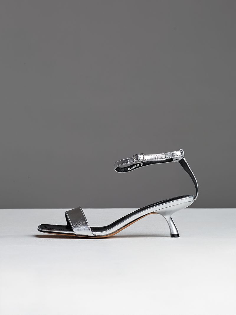 Мы не всегда придаем значение обуви, и это сильное упущение, ведь она играет ключевую роль в нашем образе. Недавно во Владимире ботинкам, лоферам и туфелькам даже посвятили целую экспозицию с движущимся поездом и сказочными домиками. Рассказываем, где увидеть сие чудо и какую смысловую нагрузку несет арт-объект.