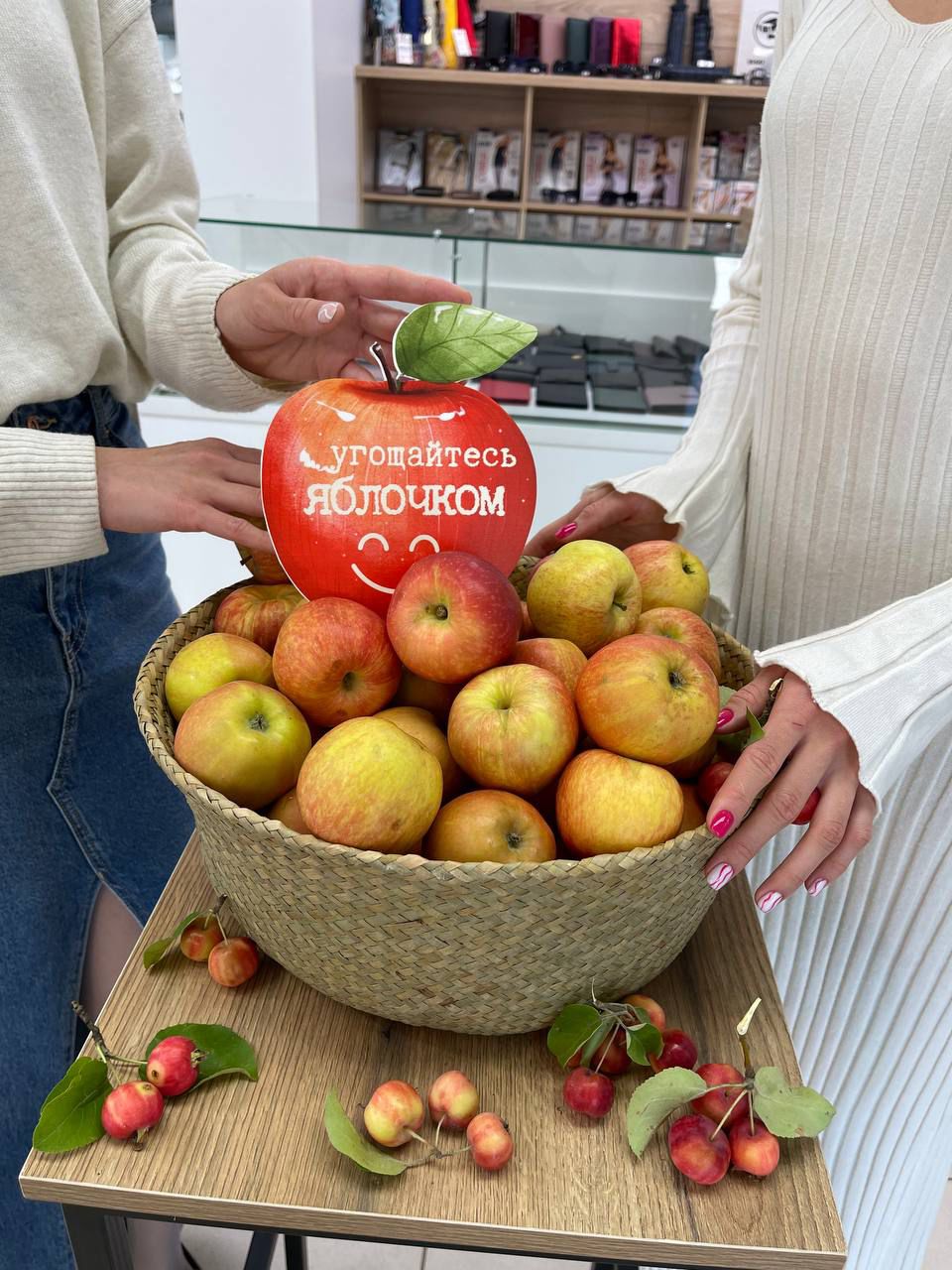 Мы не всегда придаем значение обуви, и это сильное упущение, ведь она играет ключевую роль в нашем образе. Недавно во Владимире ботинкам, лоферам и туфелькам даже посвятили целую экспозицию с движущимся поездом и сказочными домиками. Рассказываем, где увидеть сие чудо и какую смысловую нагрузку несет арт-объект.