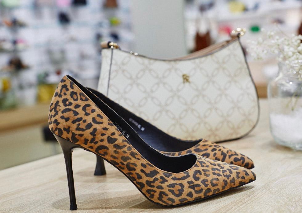 Мы не всегда придаем значение обуви, и это сильное упущение, ведь она играет ключевую роль в нашем образе. Недавно во Владимире ботинкам, лоферам и туфелькам даже посвятили целую экспозицию с движущимся поездом и сказочными домиками. Рассказываем, где увидеть сие чудо и какую смысловую нагрузку несет арт-объект.