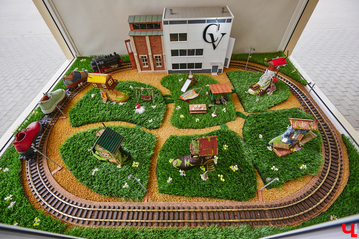 Мы не всегда придаем значение обуви, и это сильное упущение, ведь она играет ключевую роль в нашем образе. Недавно во Владимире ботинкам, лоферам и туфелькам даже посвятили целую экспозицию с движущимся поездом и сказочными домиками. Рассказываем, где увидеть сие чудо и какую смысловую нагрузку несет арт-объект.