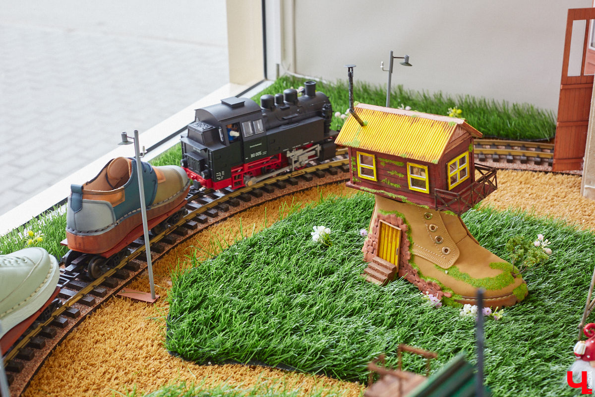 Мы не всегда придаем значение обуви, и это сильное упущение, ведь она играет ключевую роль в нашем образе. Недавно во Владимире ботинкам, лоферам и туфелькам даже посвятили целую экспозицию с движущимся поездом и сказочными домиками. Рассказываем, где увидеть сие чудо и какую смысловую нагрузку несет арт-объект.