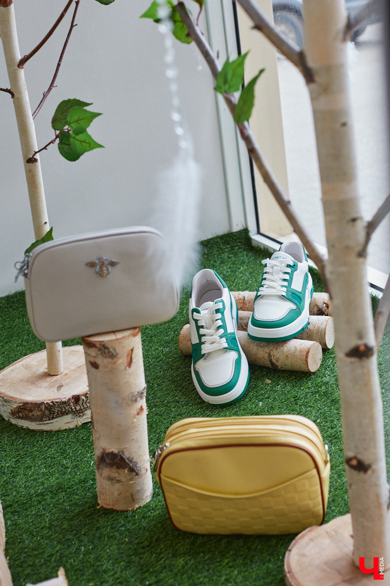 Мы не всегда придаем значение обуви, и это сильное упущение, ведь она играет ключевую роль в нашем образе. Недавно во Владимире ботинкам, лоферам и туфелькам даже посвятили целую экспозицию с движущимся поездом и сказочными домиками. Рассказываем, где увидеть сие чудо и какую смысловую нагрузку несет арт-объект.