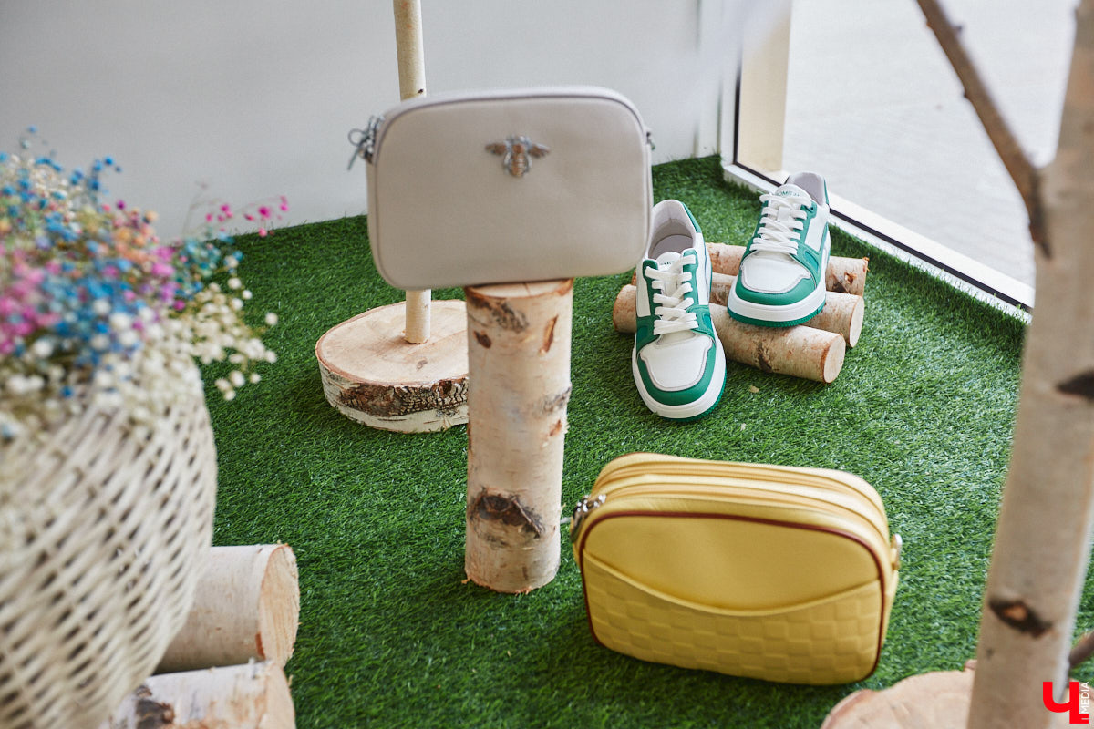 Мы не всегда придаем значение обуви, и это сильное упущение, ведь она играет ключевую роль в нашем образе. Недавно во Владимире ботинкам, лоферам и туфелькам даже посвятили целую экспозицию с движущимся поездом и сказочными домиками. Рассказываем, где увидеть сие чудо и какую смысловую нагрузку несет арт-объект.