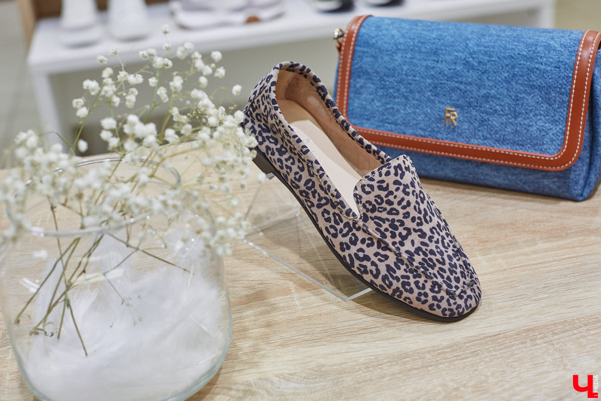 Мы не всегда придаем значение обуви, и это сильное упущение, ведь она играет ключевую роль в нашем образе. Недавно во Владимире ботинкам, лоферам и туфелькам даже посвятили целую экспозицию с движущимся поездом и сказочными домиками. Рассказываем, где увидеть сие чудо и какую смысловую нагрузку несет арт-объект.