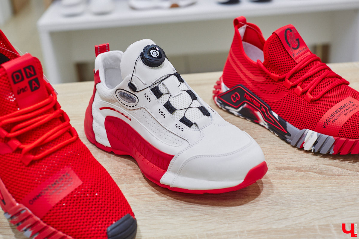 Мы не всегда придаем значение обуви, и это сильное упущение, ведь она играет ключевую роль в нашем образе. Недавно во Владимире ботинкам, лоферам и туфелькам даже посвятили целую экспозицию с движущимся поездом и сказочными домиками. Рассказываем, где увидеть сие чудо и какую смысловую нагрузку несет арт-объект.