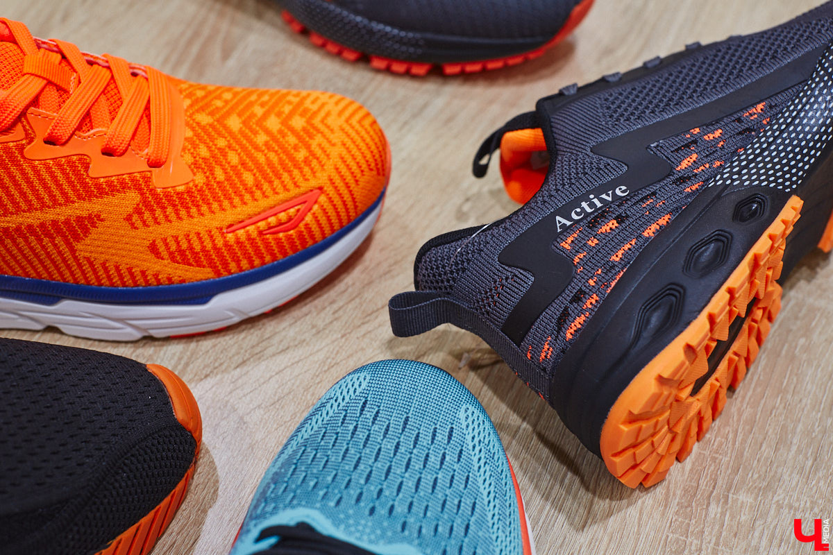 Мы не всегда придаем значение обуви, и это сильное упущение, ведь она играет ключевую роль в нашем образе. Недавно во Владимире ботинкам, лоферам и туфелькам даже посвятили целую экспозицию с движущимся поездом и сказочными домиками. Рассказываем, где увидеть сие чудо и какую смысловую нагрузку несет арт-объект.