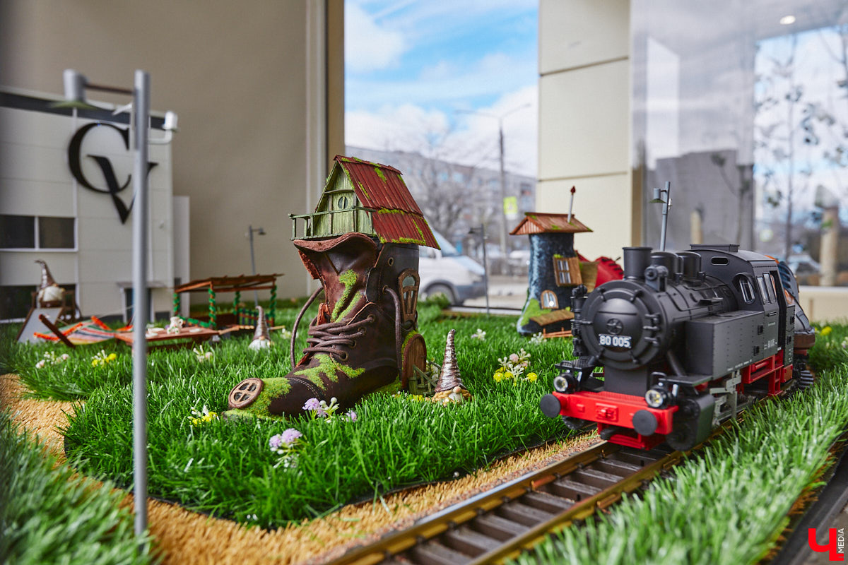 Мы не всегда придаем значение обуви, и это сильное упущение, ведь она играет ключевую роль в нашем образе. Недавно во Владимире ботинкам, лоферам и туфелькам даже посвятили целую экспозицию с движущимся поездом и сказочными домиками. Рассказываем, где увидеть сие чудо и какую смысловую нагрузку несет арт-объект.