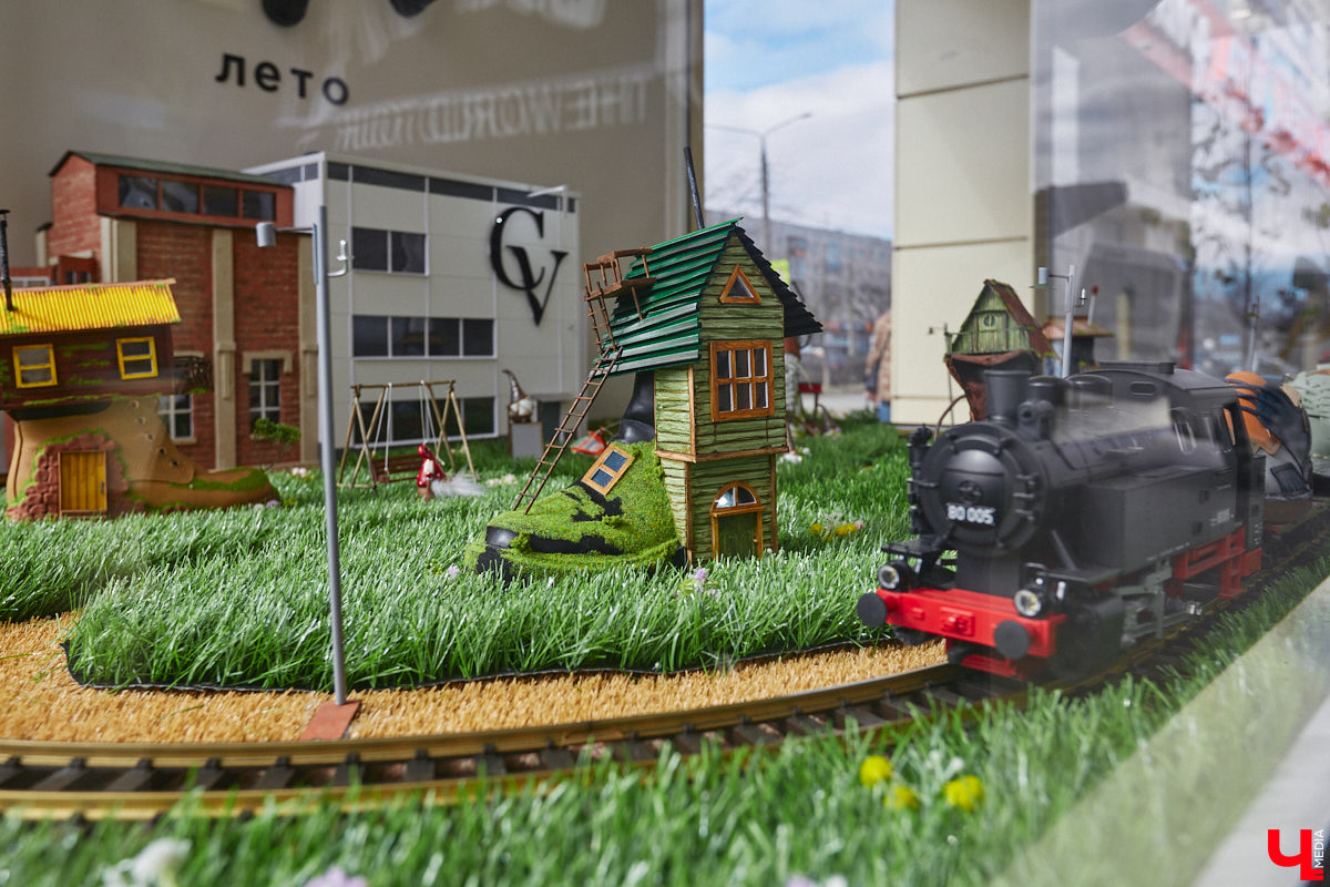 Мы не всегда придаем значение обуви, и это сильное упущение, ведь она играет ключевую роль в нашем образе. Недавно во Владимире ботинкам, лоферам и туфелькам даже посвятили целую экспозицию с движущимся поездом и сказочными домиками. Рассказываем, где увидеть сие чудо и какую смысловую нагрузку несет арт-объект.