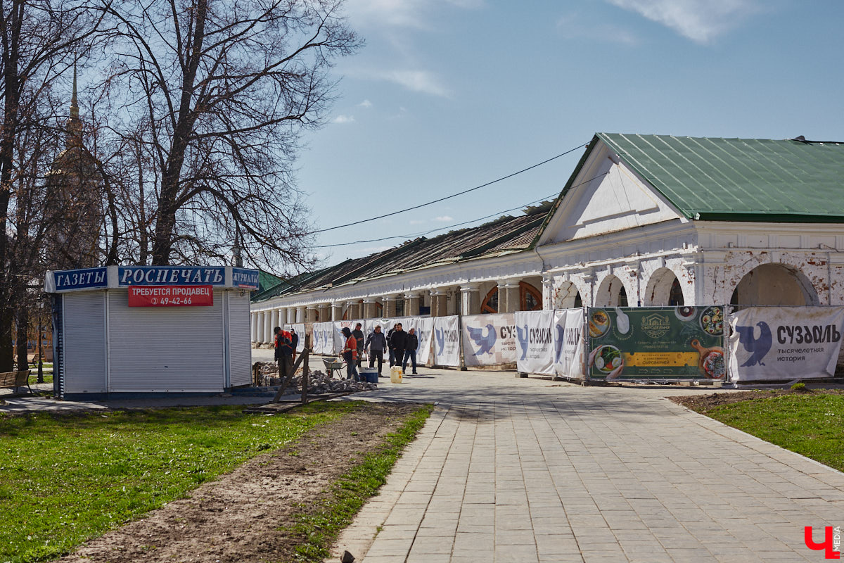 Жители и гости древнего Суздаля уже смогли оценить новые вывески на входе в магазины и кафе в Торговых рядах. Надписи на кронштейнах выполнены в единой стилистике, хотя отличаются по форме и шрифту. Идею воплотила в жизнь студия известного дизайнера Артемия Лебедева. «Ключ-Медиа» внимательно присмотрелся к тому, что получилось.