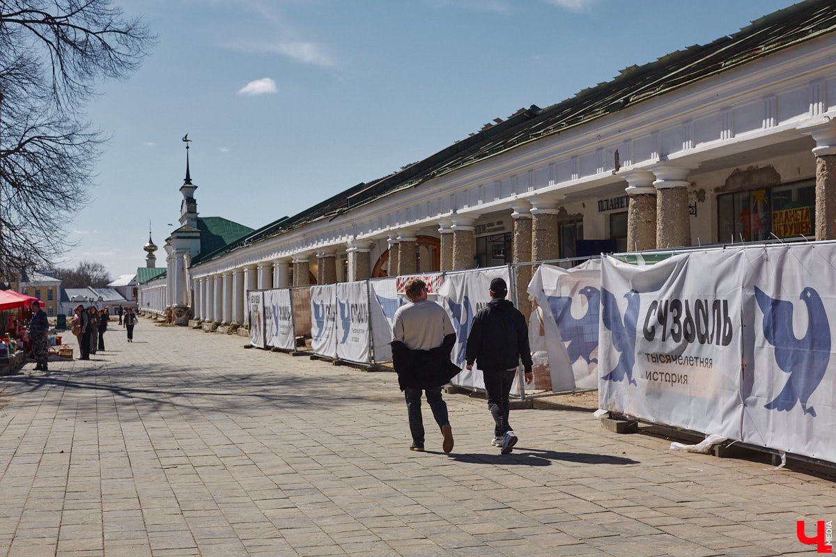 Жители и гости древнего Суздаля уже смогли оценить новые вывески на входе в магазины и кафе в Торговых рядах. Надписи на кронштейнах выполнены в единой стилистике, хотя отличаются по форме и шрифту. Идею воплотила в жизнь студия известного дизайнера Артемия Лебедева. «Ключ-Медиа» внимательно присмотрелся к тому, что получилось.