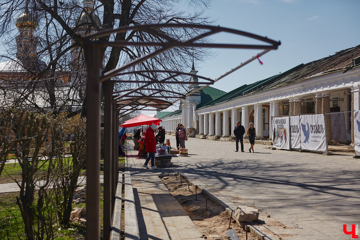 Жители и гости древнего Суздаля уже смогли оценить новые вывески на входе в магазины и кафе в Торговых рядах. Надписи на кронштейнах выполнены в единой стилистике, хотя отличаются по форме и шрифту. Идею воплотила в жизнь студия известного дизайнера Артемия Лебедева. «Ключ-Медиа» внимательно присмотрелся к тому, что получилось.