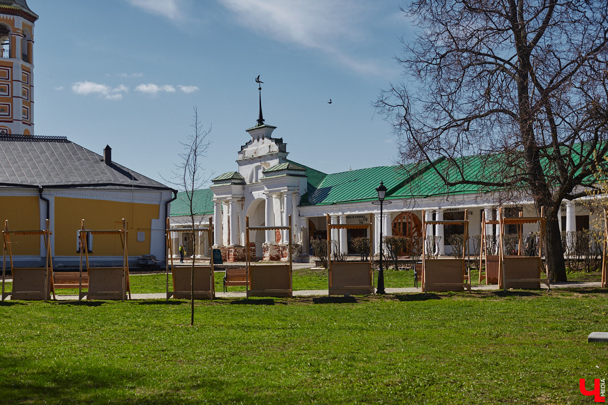 Жители и гости древнего Суздаля уже смогли оценить новые вывески на входе в магазины и кафе в Торговых рядах. Надписи на кронштейнах выполнены в единой стилистике, хотя отличаются по форме и шрифту. Идею воплотила в жизнь студия известного дизайнера Артемия Лебедева. «Ключ-Медиа» внимательно присмотрелся к тому, что получилось.