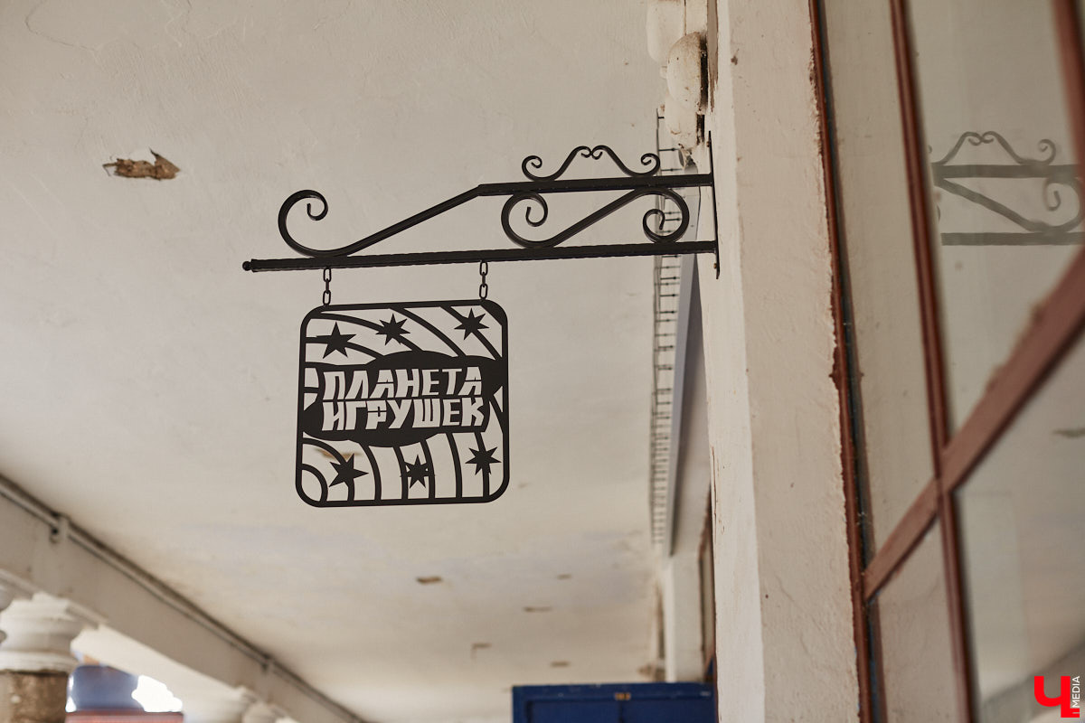 Жители и гости древнего Суздаля уже смогли оценить новые вывески на входе в магазины и кафе в Торговых рядах. Надписи на кронштейнах выполнены в единой стилистике, хотя отличаются по форме и шрифту. Идею воплотила в жизнь студия известного дизайнера Артемия Лебедева. «Ключ-Медиа» внимательно присмотрелся к тому, что получилось.