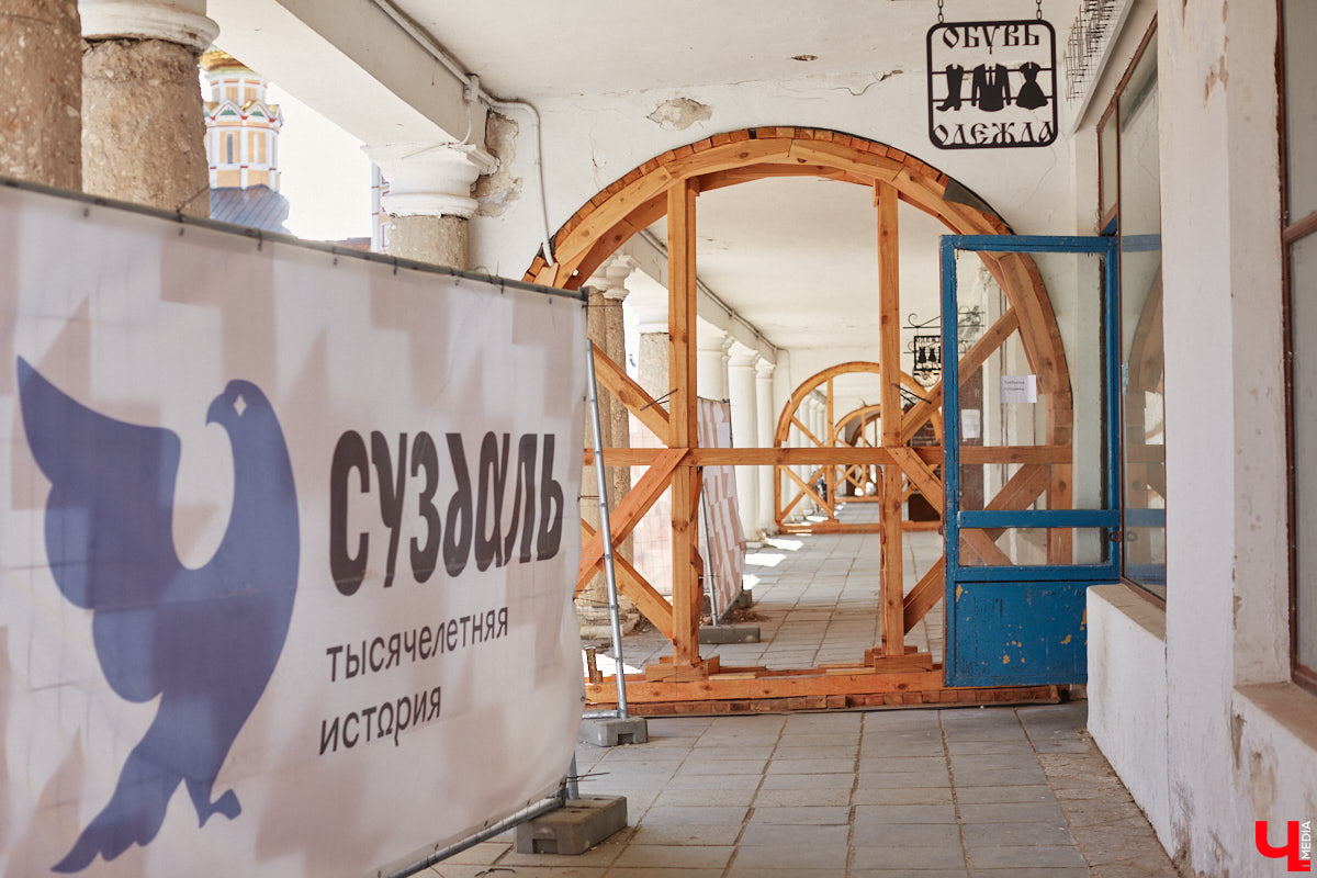 Жители и гости древнего Суздаля уже смогли оценить новые вывески на входе в магазины и кафе в Торговых рядах. Надписи на кронштейнах выполнены в единой стилистике, хотя отличаются по форме и шрифту. Идею воплотила в жизнь студия известного дизайнера Артемия Лебедева. «Ключ-Медиа» внимательно присмотрелся к тому, что получилось.