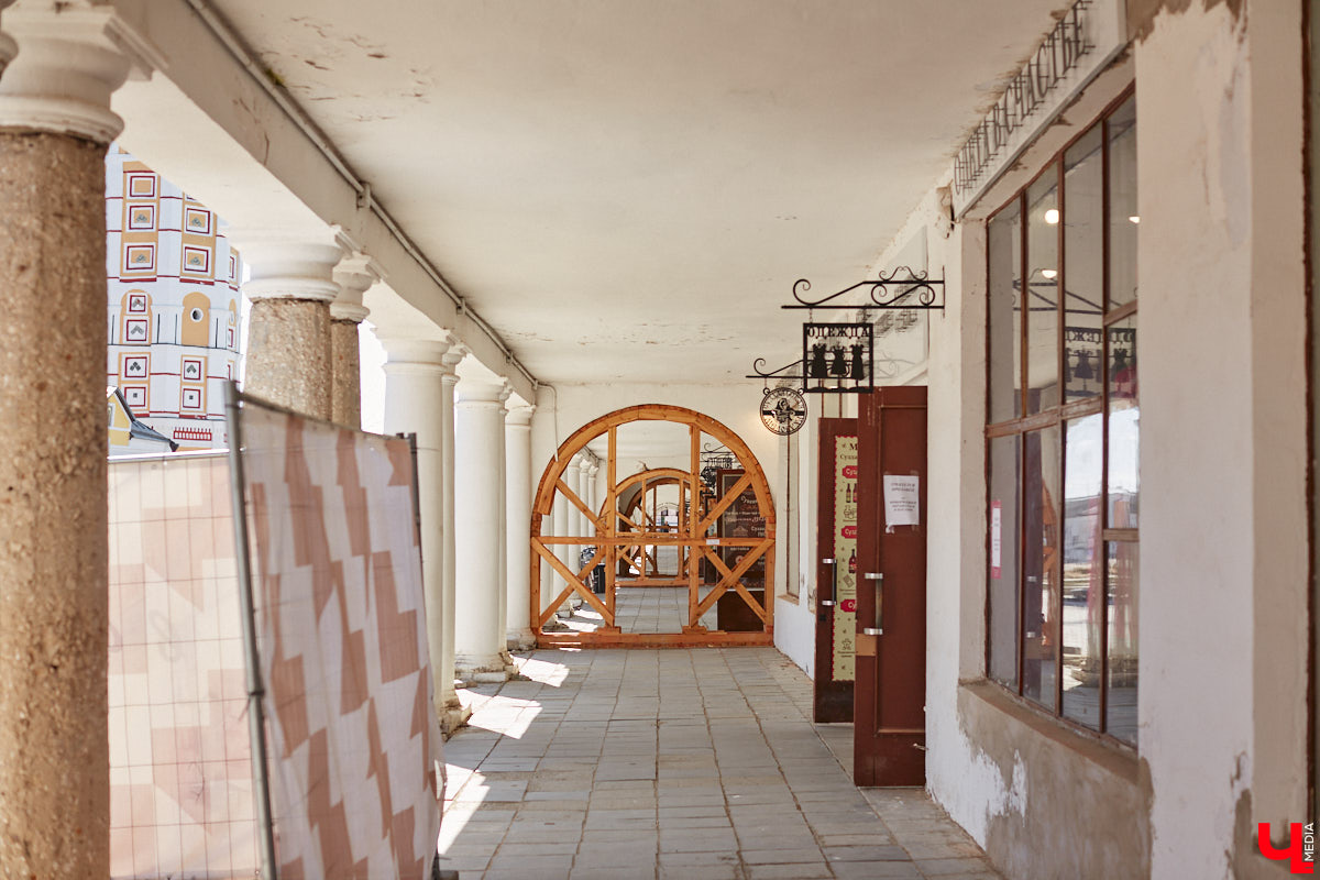 Жители и гости древнего Суздаля уже смогли оценить новые вывески на входе в магазины и кафе в Торговых рядах. Надписи на кронштейнах выполнены в единой стилистике, хотя отличаются по форме и шрифту. Идею воплотила в жизнь студия известного дизайнера Артемия Лебедева. «Ключ-Медиа» внимательно присмотрелся к тому, что получилось.