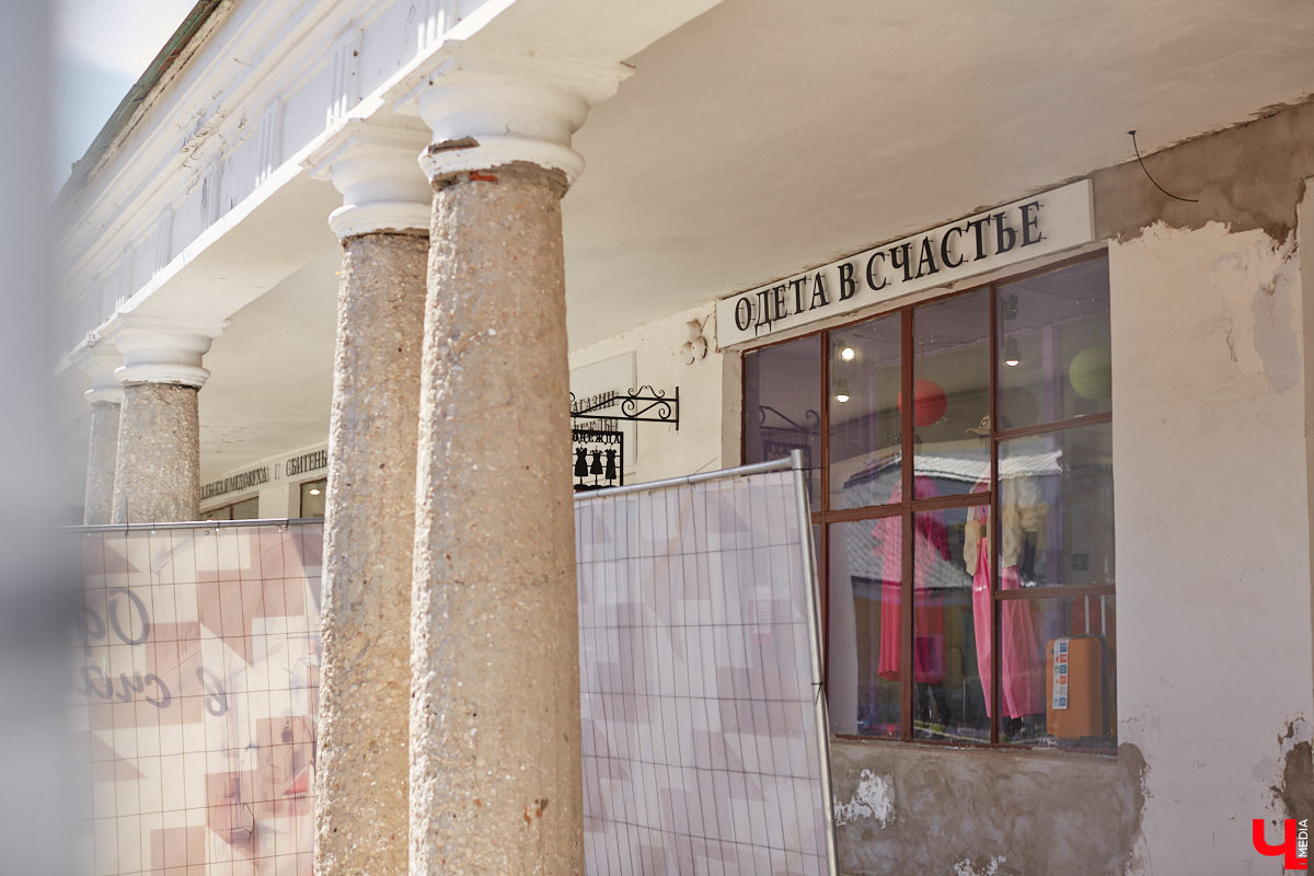 Жители и гости древнего Суздаля уже смогли оценить новые вывески на входе в магазины и кафе в Торговых рядах. Надписи на кронштейнах выполнены в единой стилистике, хотя отличаются по форме и шрифту. Идею воплотила в жизнь студия известного дизайнера Артемия Лебедева. «Ключ-Медиа» внимательно присмотрелся к тому, что получилось.