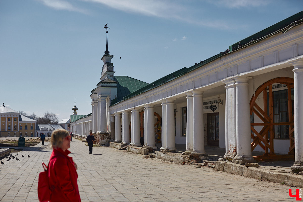 Жители и гости древнего Суздаля уже смогли оценить новые вывески на входе в магазины и кафе в Торговых рядах. Надписи на кронштейнах выполнены в единой стилистике, хотя отличаются по форме и шрифту. Идею воплотила в жизнь студия известного дизайнера Артемия Лебедева. «Ключ-Медиа» внимательно присмотрелся к тому, что получилось.