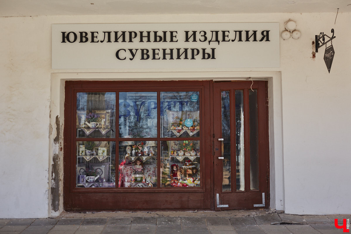 Жители и гости древнего Суздаля уже смогли оценить новые вывески на входе в магазины и кафе в Торговых рядах. Надписи на кронштейнах выполнены в единой стилистике, хотя отличаются по форме и шрифту. Идею воплотила в жизнь студия известного дизайнера Артемия Лебедева. «Ключ-Медиа» внимательно присмотрелся к тому, что получилось.