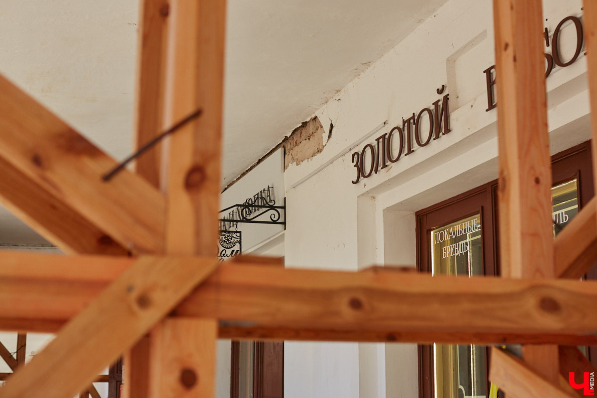 Жители и гости древнего Суздаля уже смогли оценить новые вывески на входе в магазины и кафе в Торговых рядах. Надписи на кронштейнах выполнены в единой стилистике, хотя отличаются по форме и шрифту. Идею воплотила в жизнь студия известного дизайнера Артемия Лебедева. «Ключ-Медиа» внимательно присмотрелся к тому, что получилось.