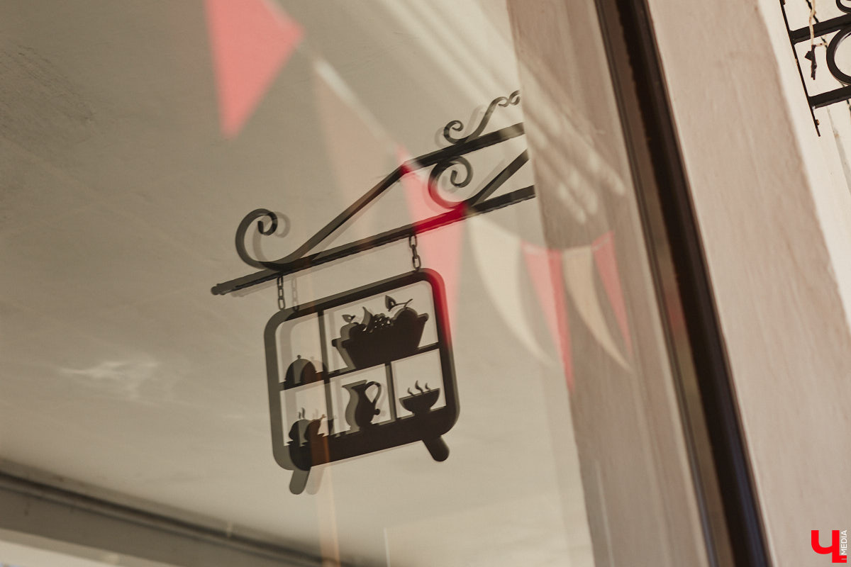 Жители и гости древнего Суздаля уже смогли оценить новые вывески на входе в магазины и кафе в Торговых рядах. Надписи на кронштейнах выполнены в единой стилистике, хотя отличаются по форме и шрифту. Идею воплотила в жизнь студия известного дизайнера Артемия Лебедева. «Ключ-Медиа» внимательно присмотрелся к тому, что получилось.