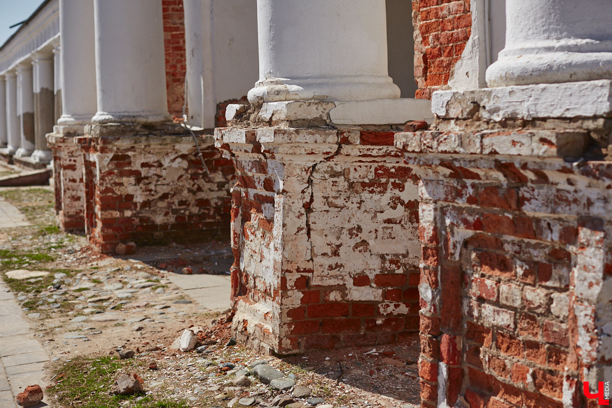 Жители и гости древнего Суздаля уже смогли оценить новые вывески на входе в магазины и кафе в Торговых рядах. Надписи на кронштейнах выполнены в единой стилистике, хотя отличаются по форме и шрифту. Идею воплотила в жизнь студия известного дизайнера Артемия Лебедева. «Ключ-Медиа» внимательно присмотрелся к тому, что получилось.