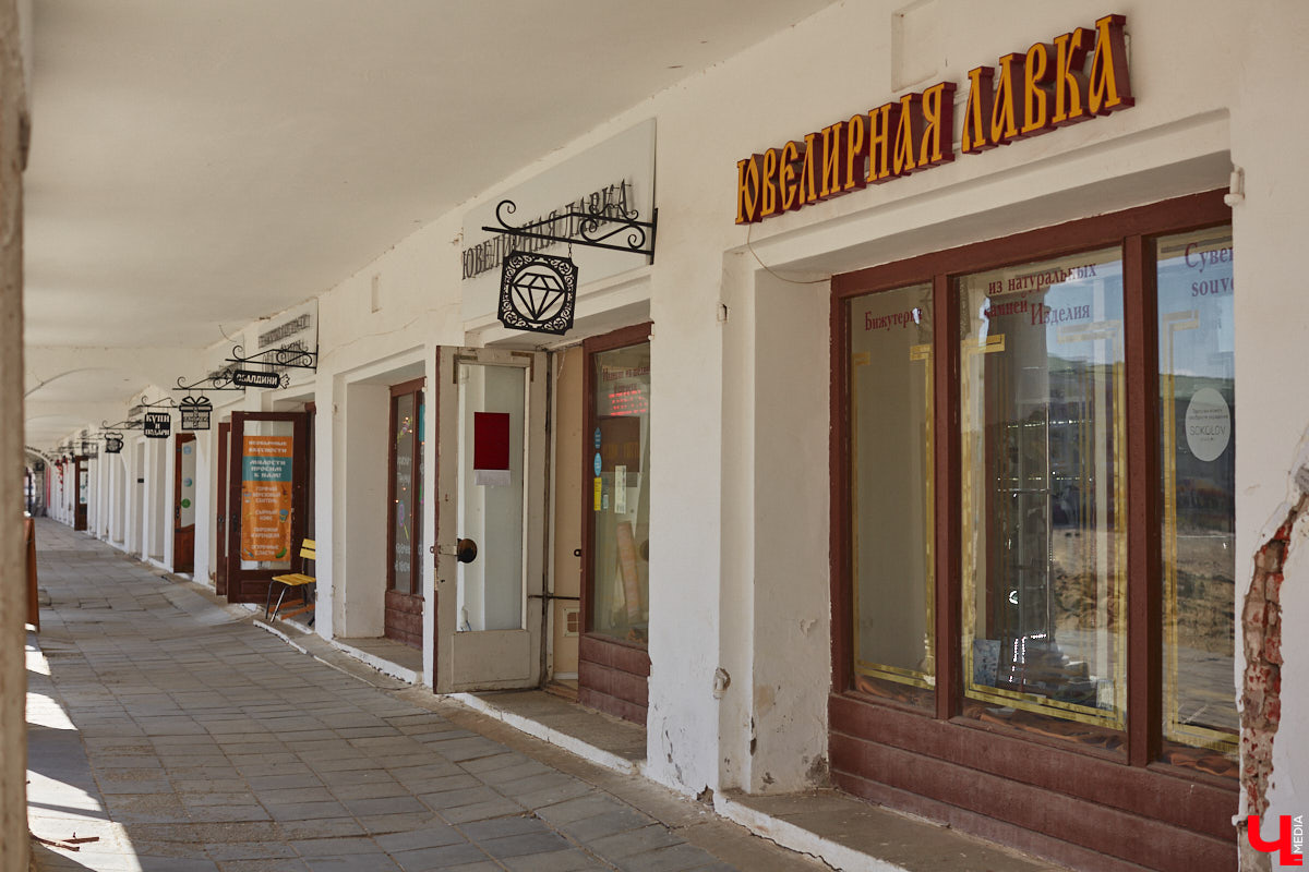 Жители и гости древнего Суздаля уже смогли оценить новые вывески на входе в магазины и кафе в Торговых рядах. Надписи на кронштейнах выполнены в единой стилистике, хотя отличаются по форме и шрифту. Идею воплотила в жизнь студия известного дизайнера Артемия Лебедева. «Ключ-Медиа» внимательно присмотрелся к тому, что получилось.