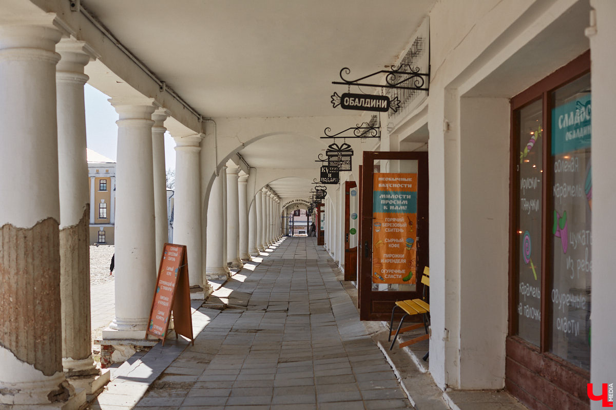 Жители и гости древнего Суздаля уже смогли оценить новые вывески на входе в магазины и кафе в Торговых рядах. Надписи на кронштейнах выполнены в единой стилистике, хотя отличаются по форме и шрифту. Идею воплотила в жизнь студия известного дизайнера Артемия Лебедева. «Ключ-Медиа» внимательно присмотрелся к тому, что получилось.