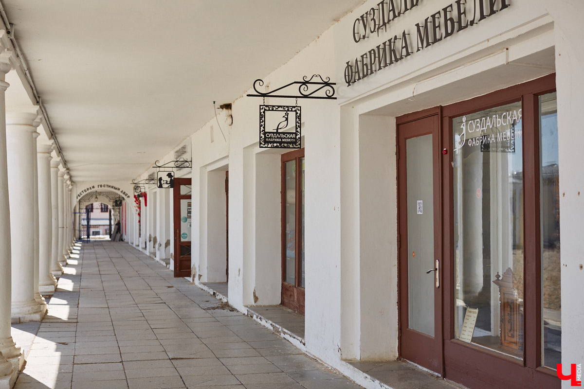 Жители и гости древнего Суздаля уже смогли оценить новые вывески на входе в магазины и кафе в Торговых рядах. Надписи на кронштейнах выполнены в единой стилистике, хотя отличаются по форме и шрифту. Идею воплотила в жизнь студия известного дизайнера Артемия Лебедева. «Ключ-Медиа» внимательно присмотрелся к тому, что получилось.