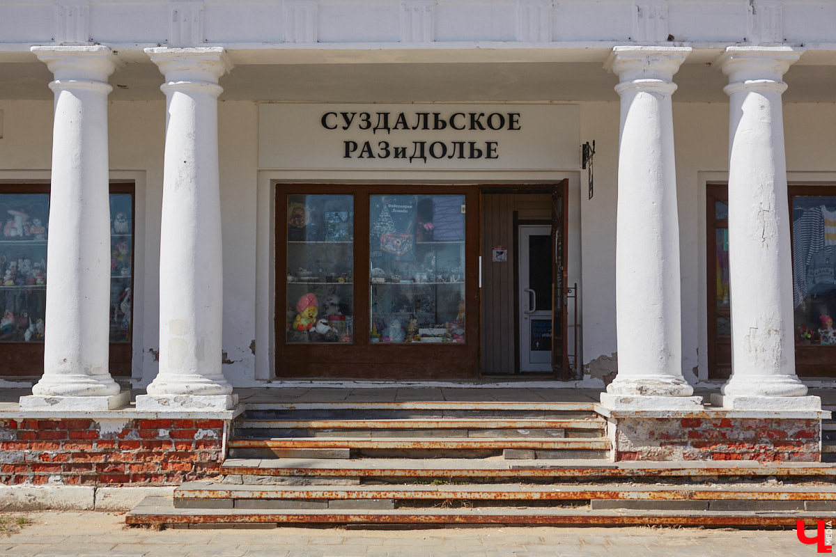 Жители и гости древнего Суздаля уже смогли оценить новые вывески на входе в магазины и кафе в Торговых рядах. Надписи на кронштейнах выполнены в единой стилистике, хотя отличаются по форме и шрифту. Идею воплотила в жизнь студия известного дизайнера Артемия Лебедева. «Ключ-Медиа» внимательно присмотрелся к тому, что получилось.