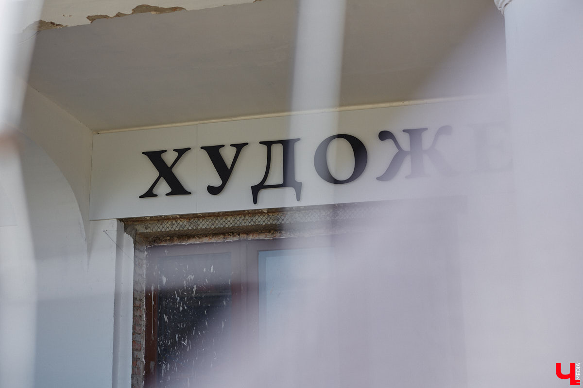 Жители и гости древнего Суздаля уже смогли оценить новые вывески на входе в магазины и кафе в Торговых рядах. Надписи на кронштейнах выполнены в единой стилистике, хотя отличаются по форме и шрифту. Идею воплотила в жизнь студия известного дизайнера Артемия Лебедева. «Ключ-Медиа» внимательно присмотрелся к тому, что получилось.