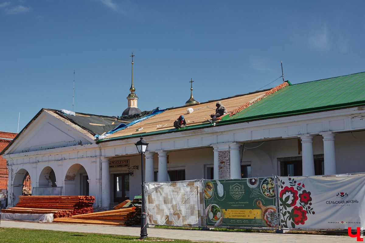 Жители и гости древнего Суздаля уже смогли оценить новые вывески на входе в магазины и кафе в Торговых рядах. Надписи на кронштейнах выполнены в единой стилистике, хотя отличаются по форме и шрифту. Идею воплотила в жизнь студия известного дизайнера Артемия Лебедева. «Ключ-Медиа» внимательно присмотрелся к тому, что получилось.