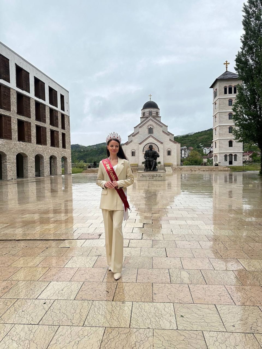 В копилке яркой красотки из Владимира Анны Виноградовой новое достижение — корона Fashion Model 2024, полученная ею на конкурсе «Славянская краса» в Сербии. Все подробности о подготовке и участии в международном мероприятии «Миссис Владимирская Красавица — 2023» рассказала нашему изданию.