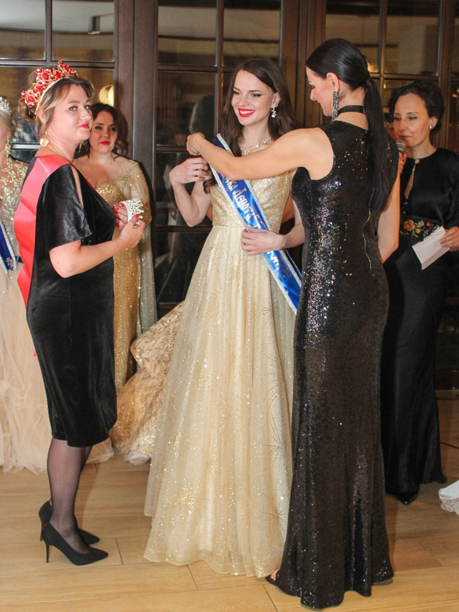 В копилке яркой красотки из Владимира Анны Виноградовой новое достижение — корона Fashion Model 2024, полученная ею на конкурсе «Славянская краса» в Сербии. Все подробности о подготовке и участии в международном мероприятии «Миссис Владимирская Красавица — 2023» рассказала нашему изданию.