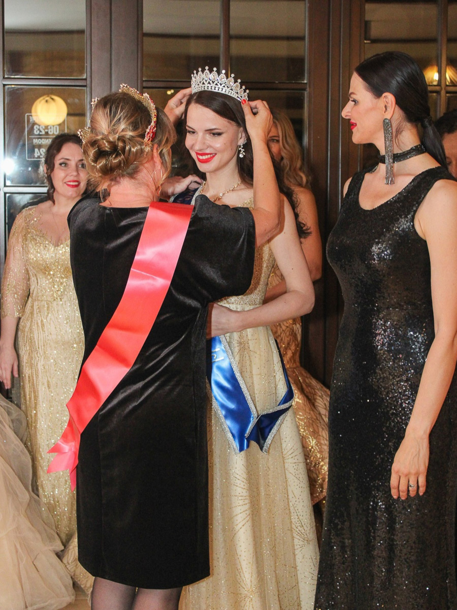 В копилке яркой красотки из Владимира Анны Виноградовой новое достижение — корона Fashion Model 2024, полученная ею на конкурсе «Славянская краса» в Сербии. Все подробности о подготовке и участии в международном мероприятии «Миссис Владимирская Красавица — 2023» рассказала нашему изданию.