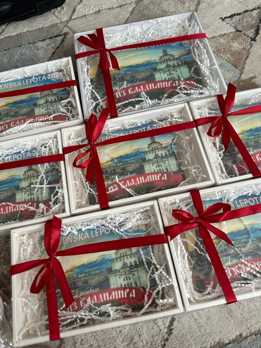 В копилке яркой красотки из Владимира Анны Виноградовой новое достижение — корона Fashion Model 2024, полученная ею на конкурсе «Славянская краса» в Сербии. Все подробности о подготовке и участии в международном мероприятии «Миссис Владимирская Красавица — 2023» рассказала нашему изданию.