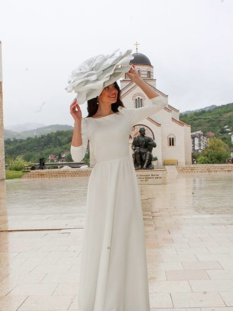 В копилке яркой красотки из Владимира Анны Виноградовой новое достижение — корона Fashion Model 2024, полученная ею на конкурсе «Славянская краса» в Сербии. Все подробности о подготовке и участии в международном мероприятии «Миссис Владимирская Красавица — 2023» рассказала нашему изданию.