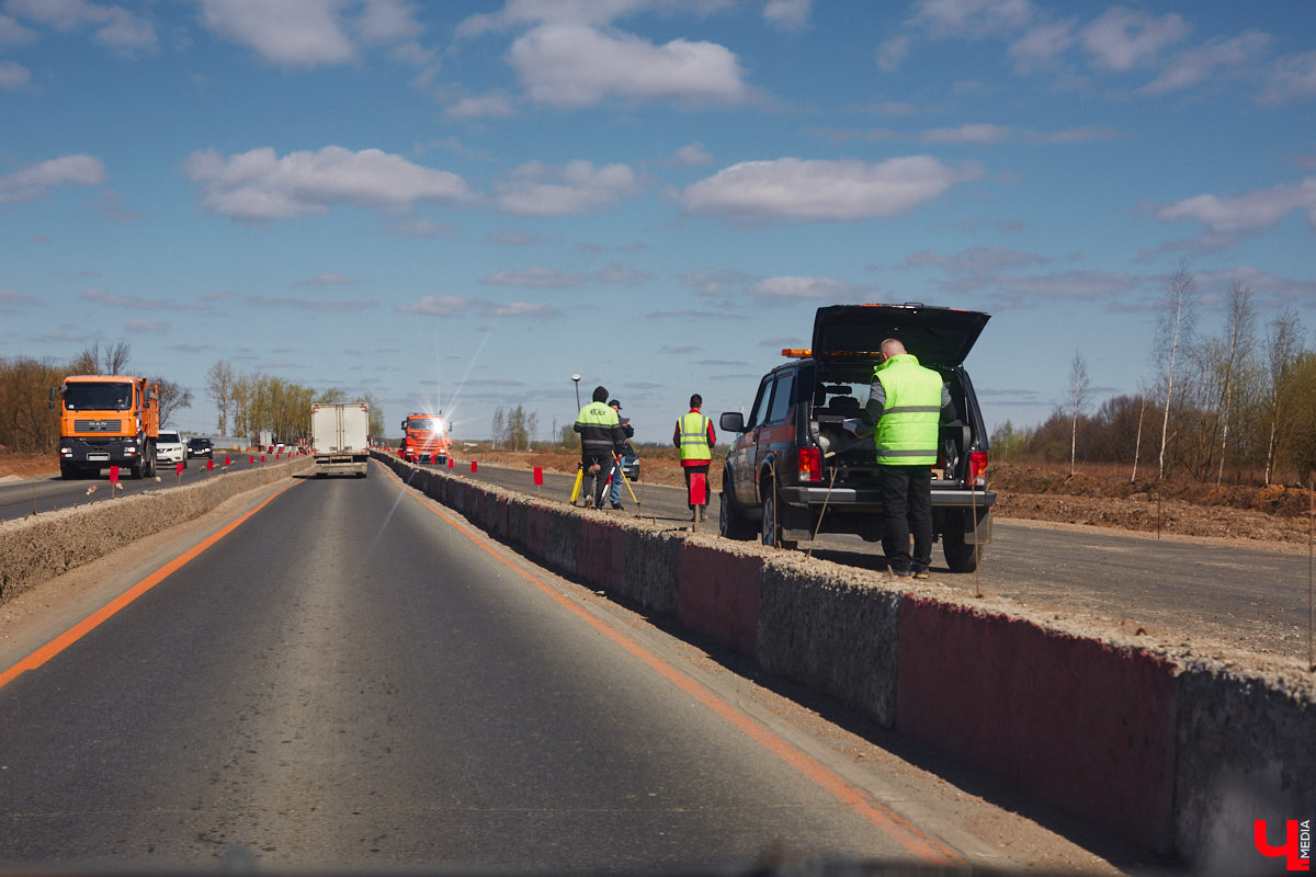 Завершить основные работы на трассе из Владимира в Суздаль должны до тысячелетия древнего города — к августу текущего года. А пока на объекте трудятся люди и специализированная техника. «Ключ-Медиа» в очередной раз проинспектировал ход масштабного строительства дороги.