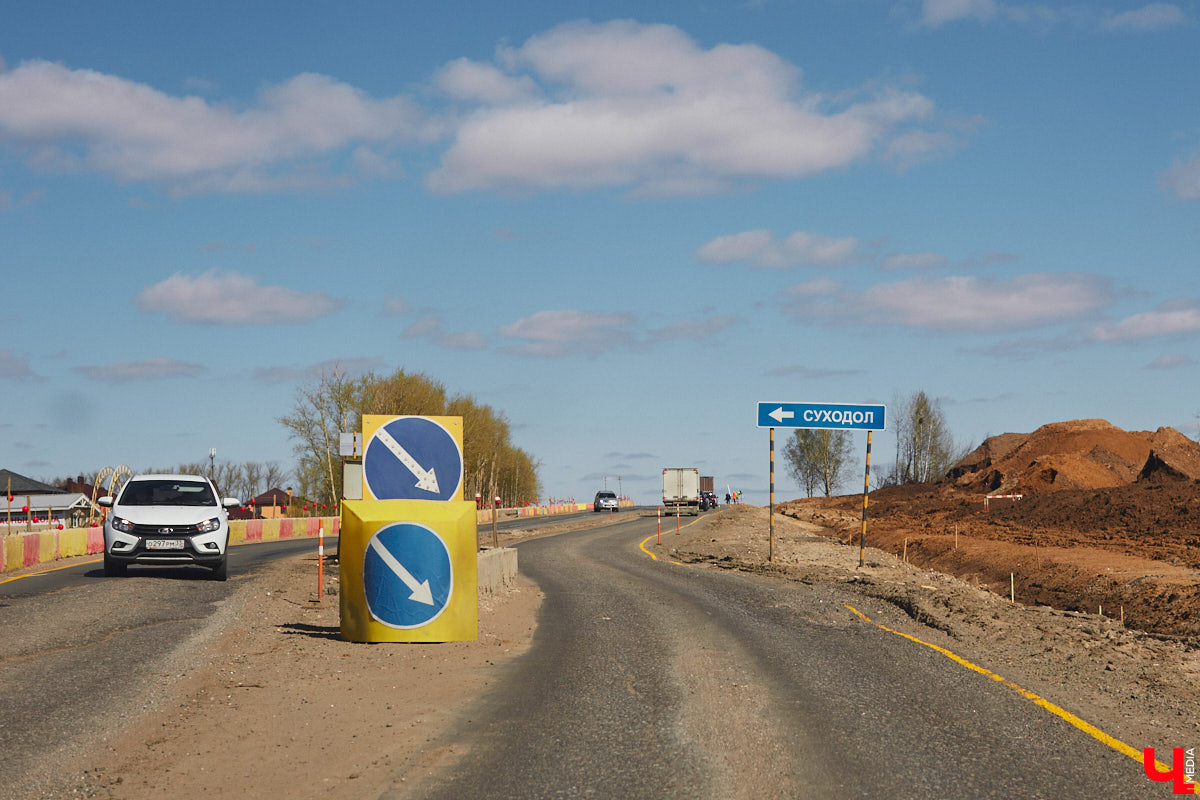 Завершить основные работы на трассе из Владимира в Суздаль должны до тысячелетия древнего города — к августу текущего года. А пока на объекте трудятся люди и специализированная техника. «Ключ-Медиа» в очередной раз проинспектировал ход масштабного строительства дороги.