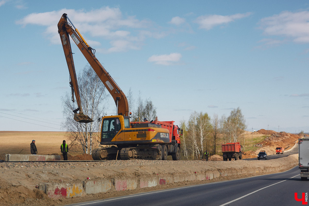 Завершить основные работы на трассе из Владимира в Суздаль должны до тысячелетия древнего города — к августу текущего года. А пока на объекте трудятся люди и специализированная техника. «Ключ-Медиа» в очередной раз проинспектировал ход масштабного строительства дороги.