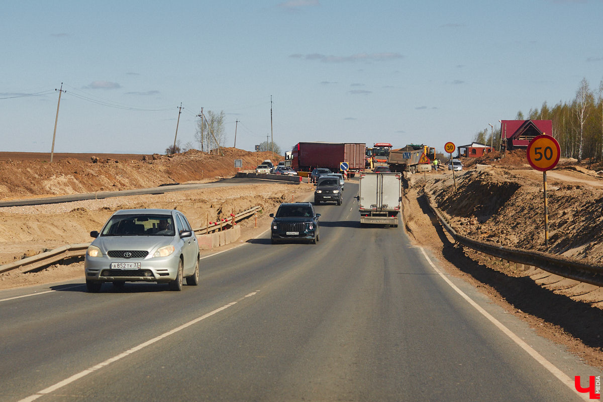 Завершить основные работы на трассе из Владимира в Суздаль должны до тысячелетия древнего города — к августу текущего года. А пока на объекте трудятся люди и специализированная техника. «Ключ-Медиа» в очередной раз проинспектировал ход масштабного строительства дороги.