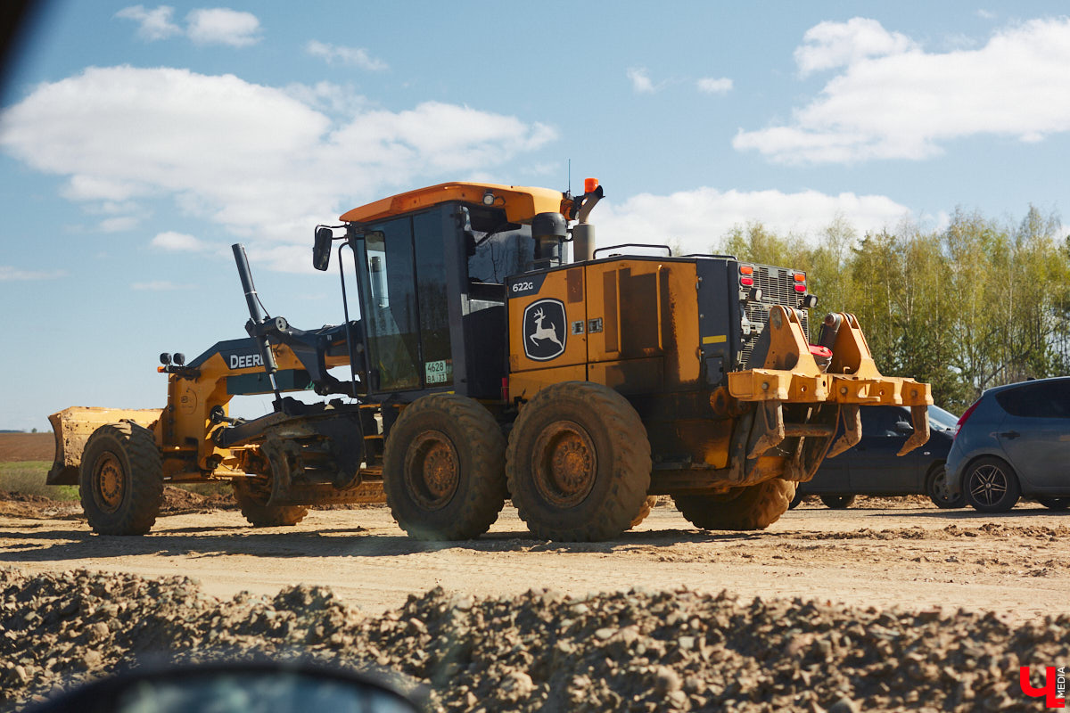 Завершить основные работы на трассе из Владимира в Суздаль должны до тысячелетия древнего города — к августу текущего года. А пока на объекте трудятся люди и специализированная техника. «Ключ-Медиа» в очередной раз проинспектировал ход масштабного строительства дороги.
