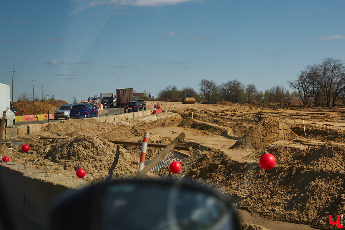 Завершить основные работы на трассе из Владимира в Суздаль должны до тысячелетия древнего города — к августу текущего года. А пока на объекте трудятся люди и специализированная техника. «Ключ-Медиа» в очередной раз проинспектировал ход масштабного строительства дороги.