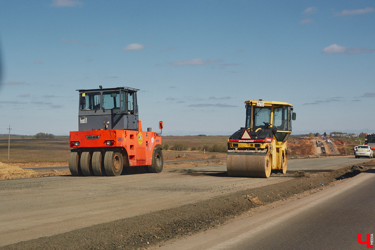 Завершить основные работы на трассе из Владимира в Суздаль должны до тысячелетия древнего города — к августу текущего года. А пока на объекте трудятся люди и специализированная техника. «Ключ-Медиа» в очередной раз проинспектировал ход масштабного строительства дороги.