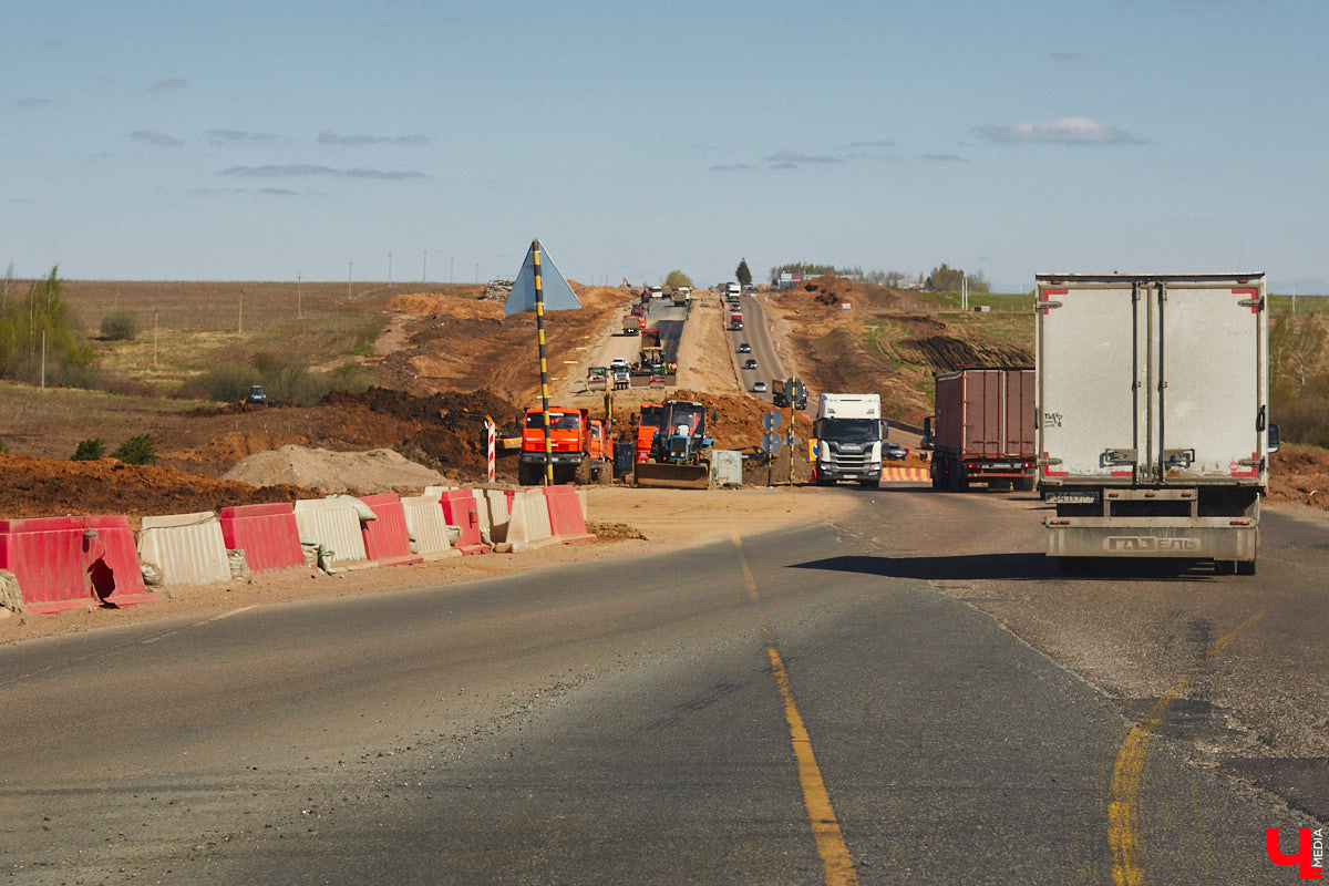 Завершить основные работы на трассе из Владимира в Суздаль должны до тысячелетия древнего города — к августу текущего года. А пока на объекте трудятся люди и специализированная техника. «Ключ-Медиа» в очередной раз проинспектировал ход масштабного строительства дороги.