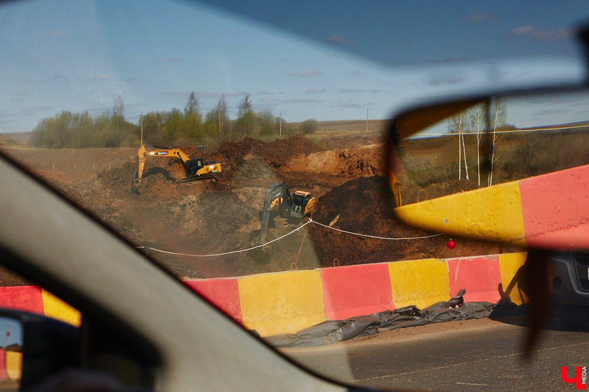 Завершить основные работы на трассе из Владимира в Суздаль должны до тысячелетия древнего города — к августу текущего года. А пока на объекте трудятся люди и специализированная техника. «Ключ-Медиа» в очередной раз проинспектировал ход масштабного строительства дороги.