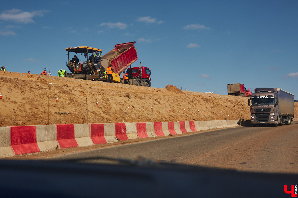 Завершить основные работы на трассе из Владимира в Суздаль должны до тысячелетия древнего города — к августу текущего года. А пока на объекте трудятся люди и специализированная техника. «Ключ-Медиа» в очередной раз проинспектировал ход масштабного строительства дороги.