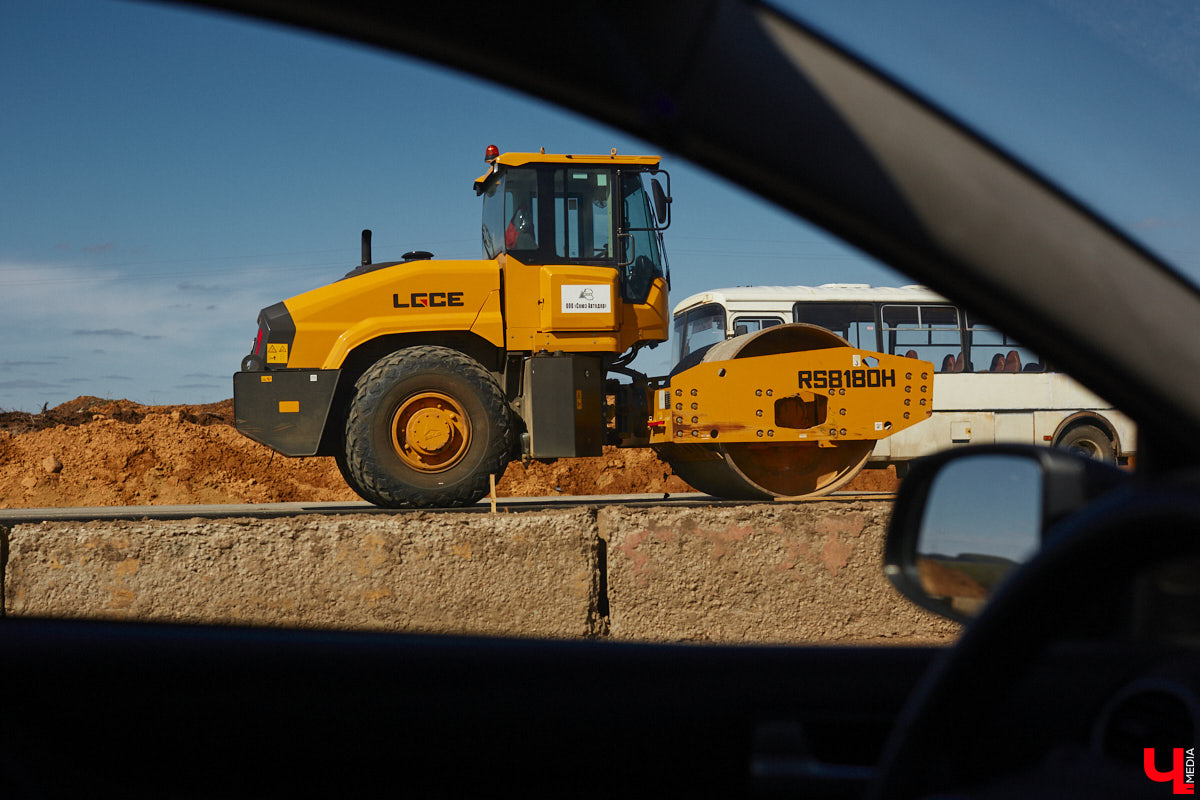 Завершить основные работы на трассе из Владимира в Суздаль должны до тысячелетия древнего города — к августу текущего года. А пока на объекте трудятся люди и специализированная техника. «Ключ-Медиа» в очередной раз проинспектировал ход масштабного строительства дороги.