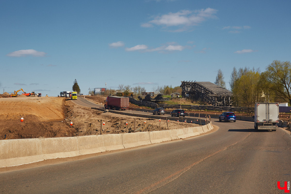 Завершить основные работы на трассе из Владимира в Суздаль должны до тысячелетия древнего города — к августу текущего года. А пока на объекте трудятся люди и специализированная техника. «Ключ-Медиа» в очередной раз проинспектировал ход масштабного строительства дороги.